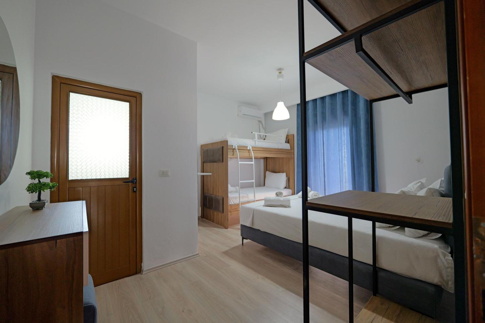 Hotel Holiday Sarande Exterior photo