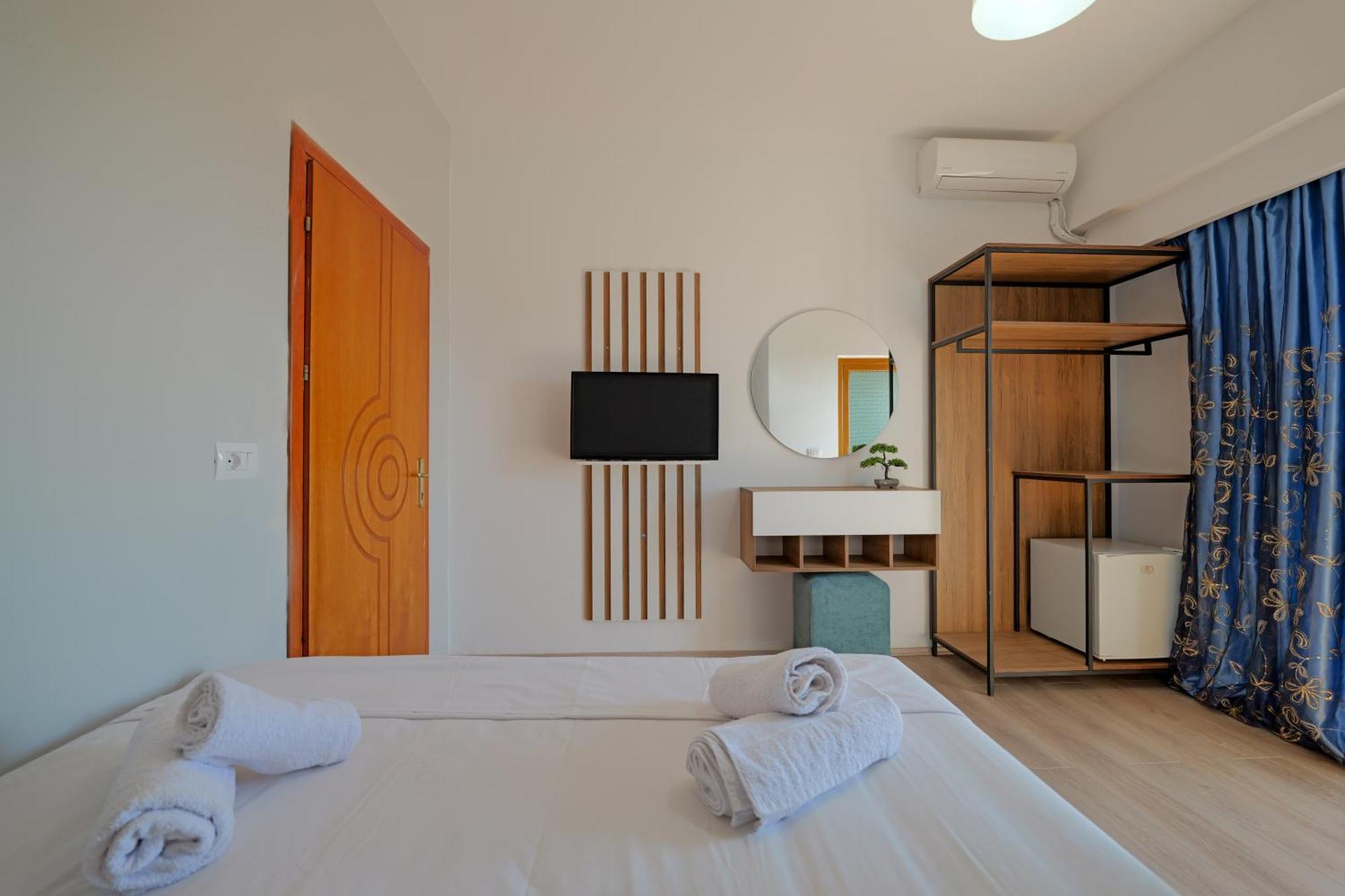 Hotel Holiday Sarande Exterior photo